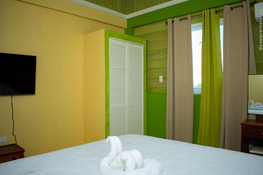 Ivs Bed And Breakfast Кингстън Екстериор снимка